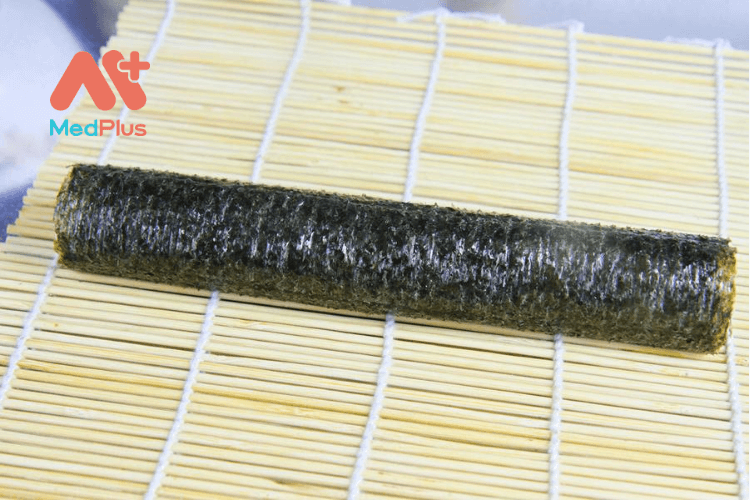 Dùng tấm thảm tre để làm sushi cuộn Lion King