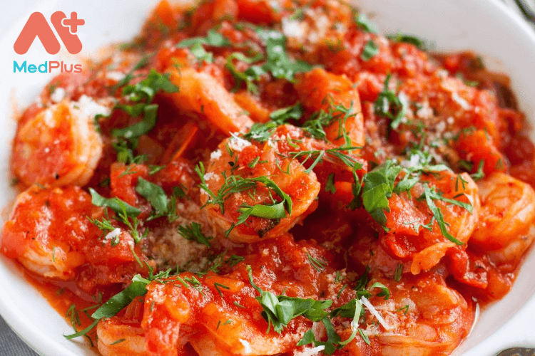 Món tôm sốt cà chua nên ăn kèm với món gì?