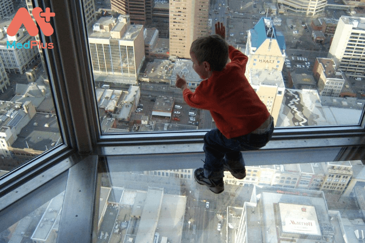 Trẻ nhỏ bị sợ độ cao có sao không?