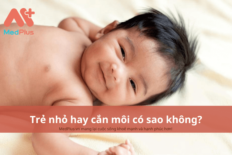 Trẻ nhỏ hay cắn môi có sao không?