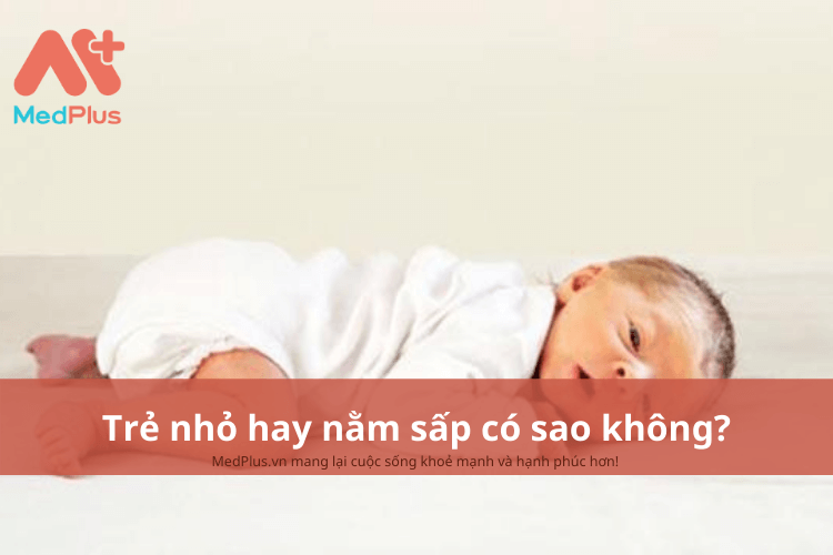 Trẻ nhỏ hay nằm sấp có sao không?