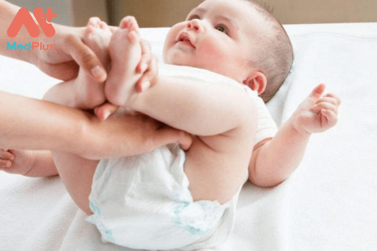Trẻ sơ sinh tiểu ít có sao không?