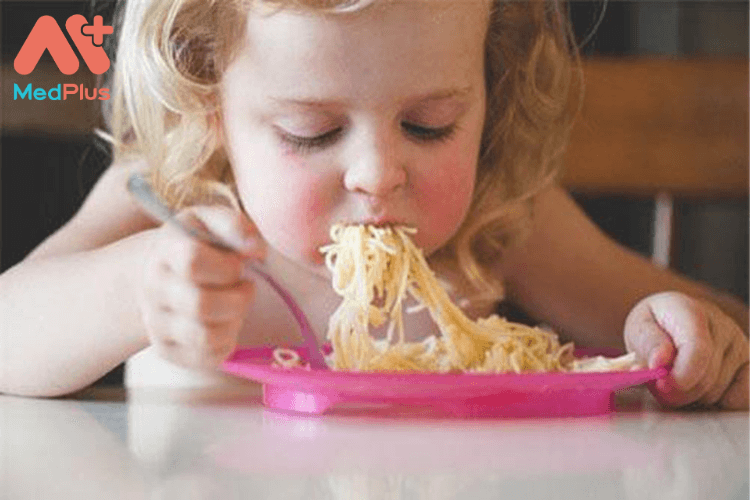 Phương pháp chăm sóc trẻ ăn nhiều mì tôm an toàn và hiệu quả