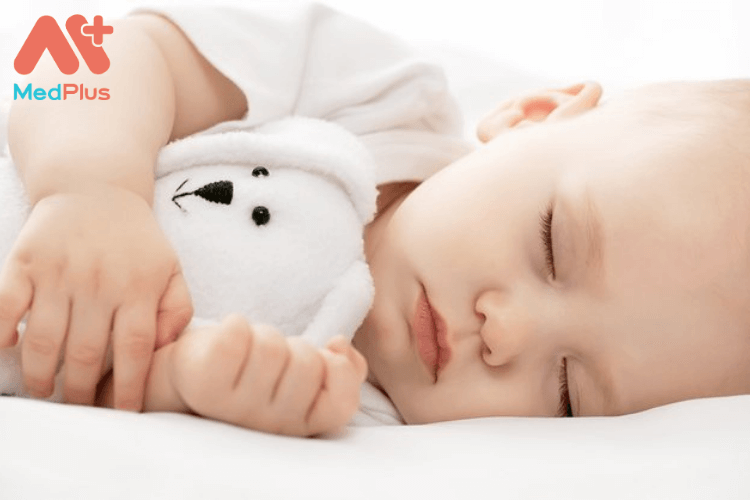 Phương pháp chăm sóc trẻ hụt chân khi ngủ an toàn và hiệu quả