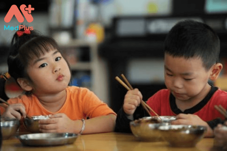 Trẻ nhỏ ăn nhiều mì ăn liền có sao không?