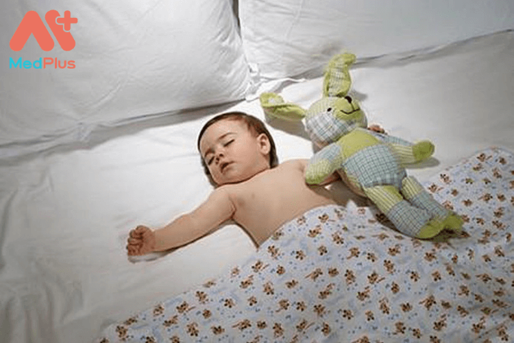 Trẻ nhỏ bị bước hụt chân khi ngủ có sao không?