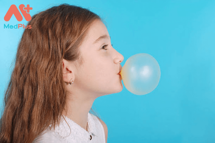 Trẻ nhỏ nuốt phải kẹo cao su có sao không?