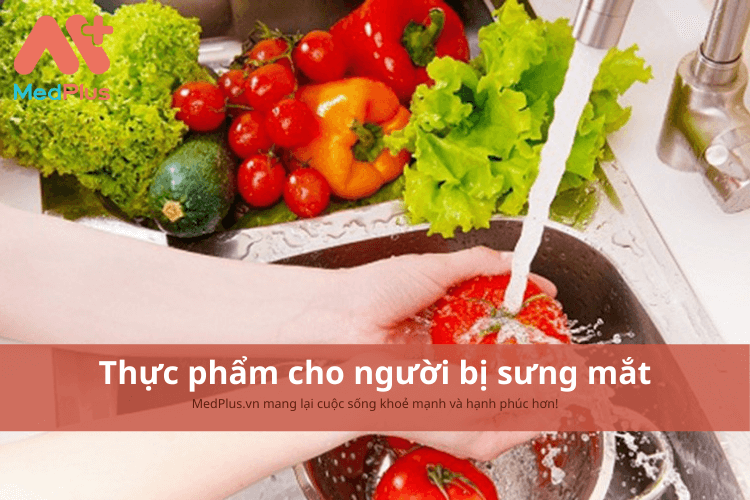 Người bị sưng mắt nên ăn gì để giảm triệu chứng sưng phù, tránh viêm?