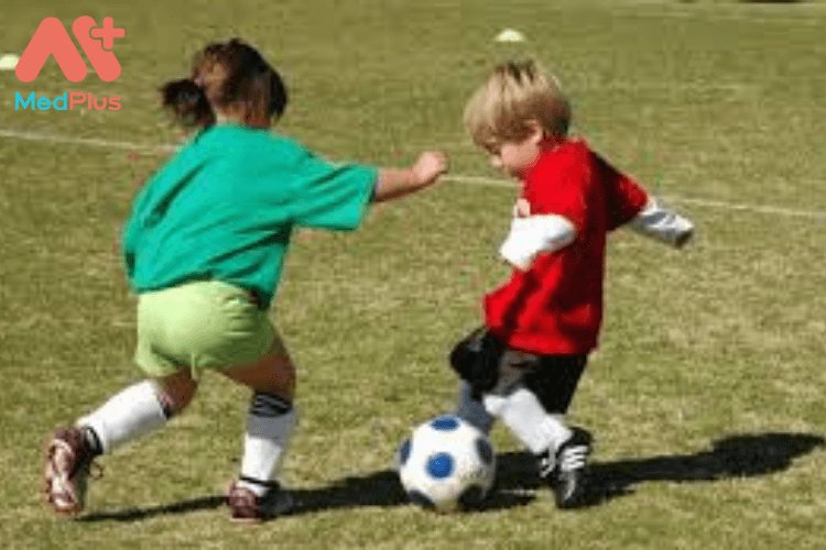 5 vai trò của bóng đá đối với sự phát triển của trẻ mẹ cần biết