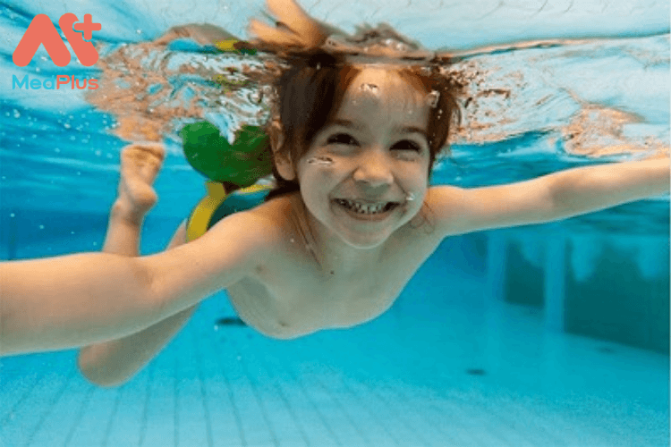6 vai trò của bơi lội đối với sự phát triển của trẻ mẹ cần biết
