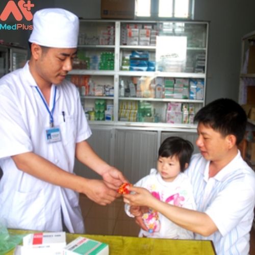 Cán bộ Phòng khám Đa khoa khu vực Thác Bà cấp phát thuốc bảo hiểm y tế cho bệnh nhân.