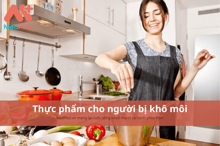 Người bị khô môi nên ăn gì để giảm tình trạng môi nứt nẻ, chảy máu?