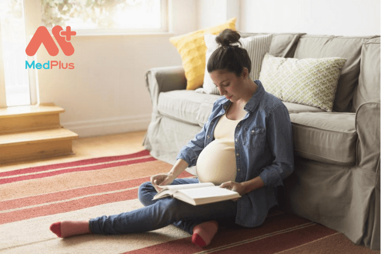 Bà bầu có thể đọc truyện cho em bé trong bụng nghe hay không?