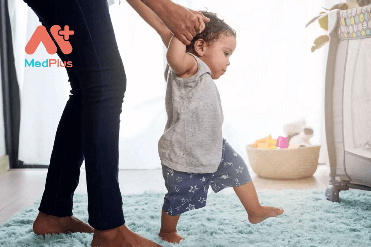 Trẻ tập đi - Niềm vui và trách nhiệm của cha mẹ