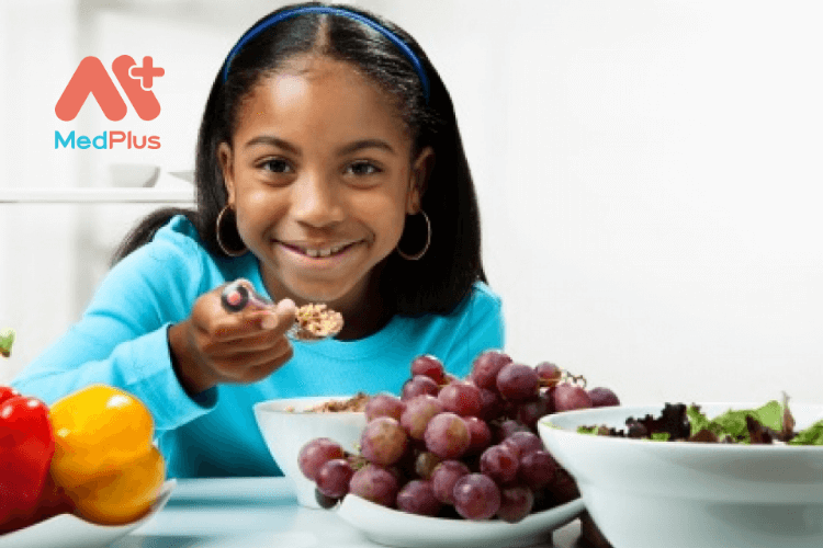 Bạn có thể dạy trẻ ăn uống lành mạnh trong lúc ăn, lúc chơi đùa, lúc dạo mát,...