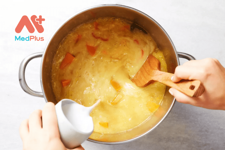 Thêm nước cốt dừa để tạo độ sệt cho súp và thử lại cho vừa ăn