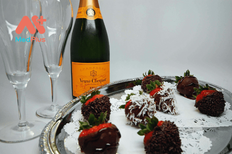 Rượu Champagne và sô cô la - Một bữa tiệc kỉ niệm