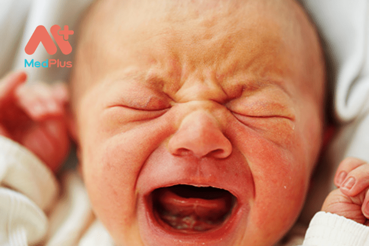 Trẻ sơ sinh tự sợ hãi bởi tiếng khóc của mình