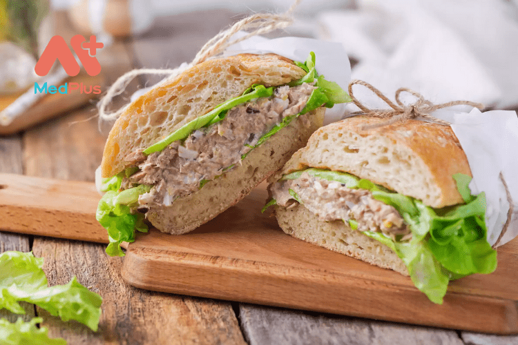 Bánh mì salad cá ngừ trứng thì là