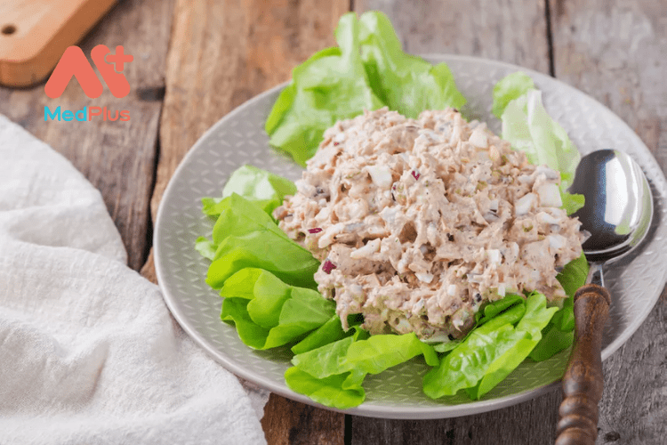 Salad cá ngừ trứng thì là