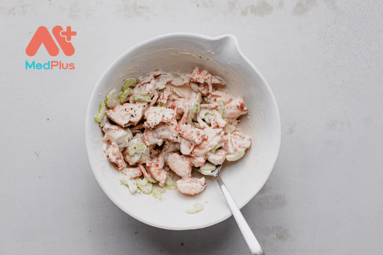 Trộn sốt Mayonnaise và thịt tôm hùm