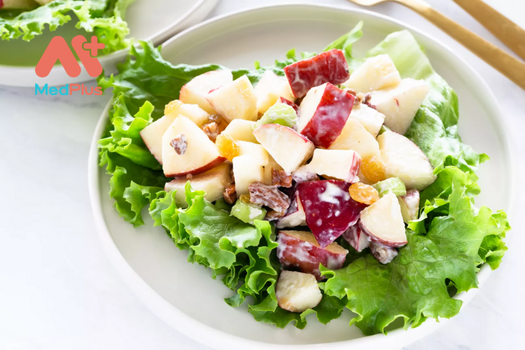 Salad táo hồ đào nho khô