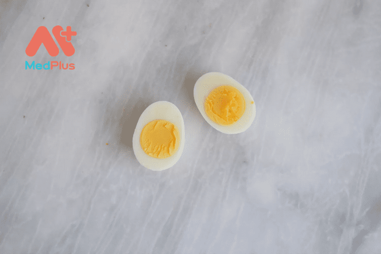 Luộc chín và cắt đôi trứng