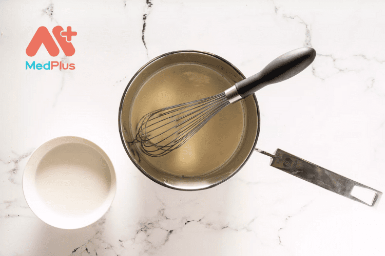 Gelatin, hỗn hợp sữa kem và cây đánh trứng