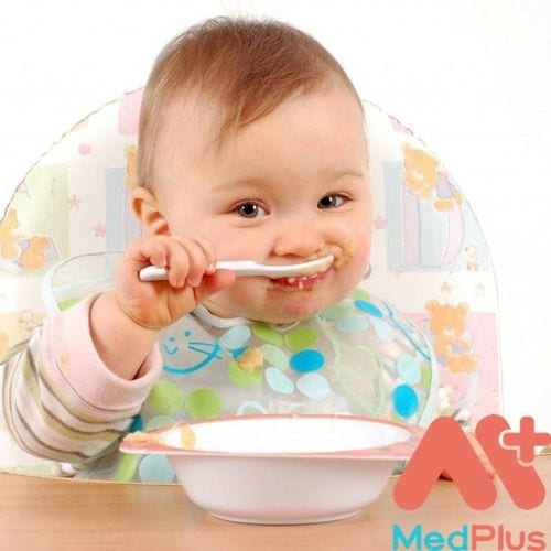 bé bắt đầu ăn dặm