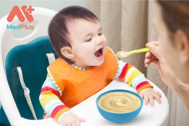 Em bé của bạn có thể sẽ bắt đầu ăn thức ăn đặc vào khoảng 6 tháng tuổi