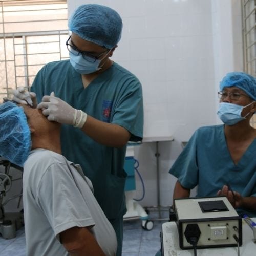 Bệnh viện mắt Đắk Lắk chú trọng đào tạo đội ngũ bác sĩ nâng cao chất lượng khám bệnh
