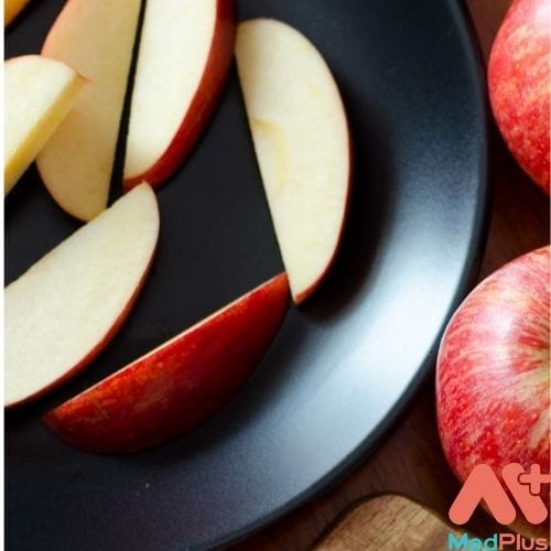 Sử dụng 1 trái táo cho buổi ăn nhẹ trong chế độ ăn kiêng
