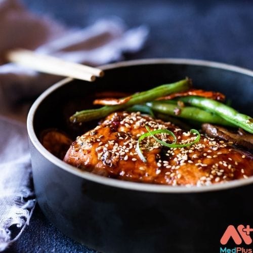 Sử dụng cá hồi Tứ Xuyên cùng với cơm nóng sẽ làm món ăn trở nên hoàn hảo hơn.