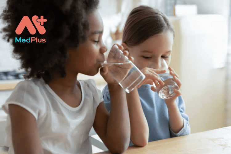 Uống đủ nước giúp xoa dịu căng thẳng
