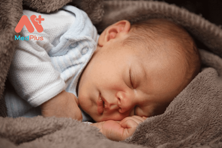 Trẻ sơ sinh cần ngủ 15- 18 tiếng 1 ngày 