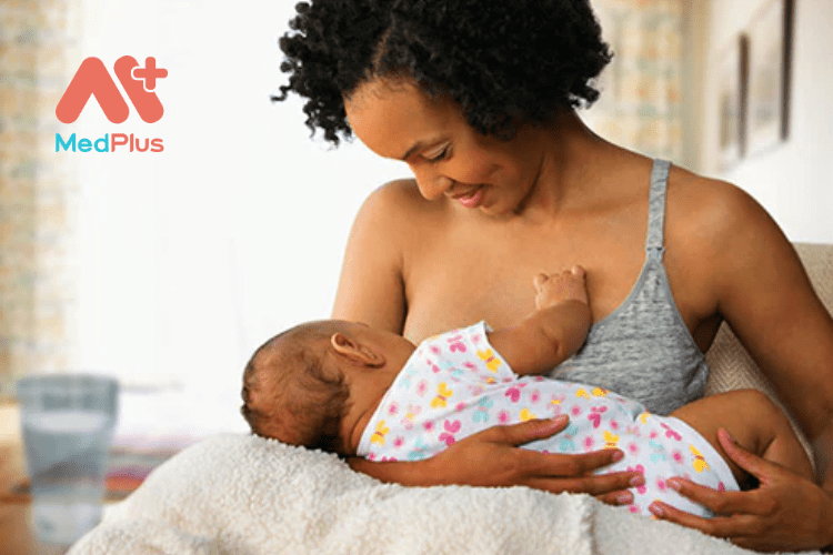 Cho em bé bú là một thử thách đối với những ngày làm mẹ