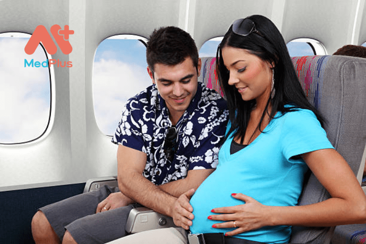 Phụ nữ mang thai có nê đi máy bay không?