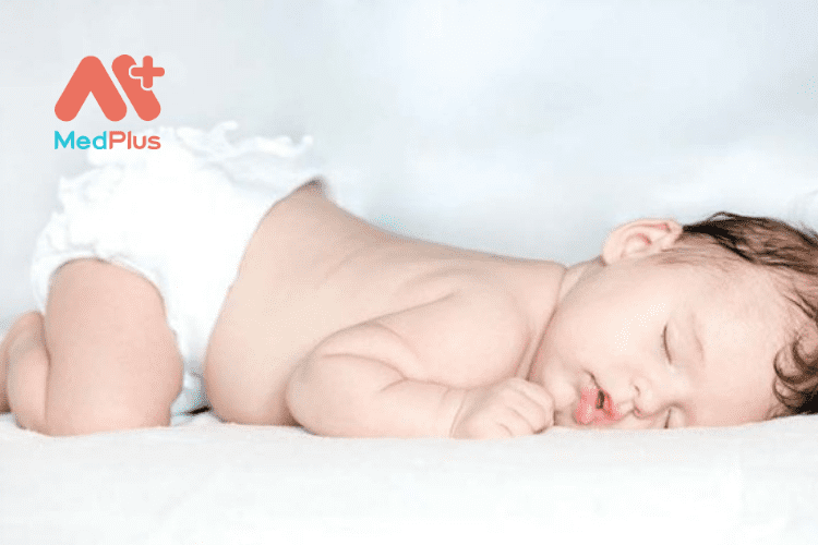 Nằm sấp giúp bé cảm thấy tốt hơn, nhưng khi ngủ nên để bé nằm ngửa