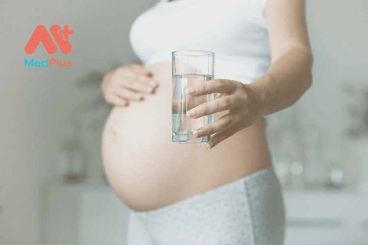 Uống thêm nước cũng là một cách biện pháp điều trị sưng chân khi mang thai tại nhà