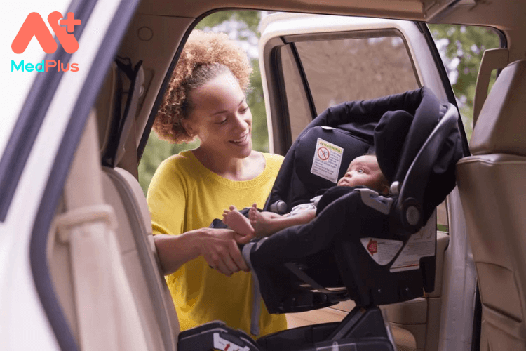 Các loại ghế ngồi ô tô cho bé