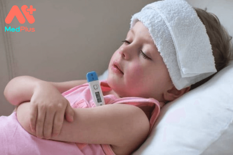 Cách xử trí khi trẻ bị sốt trong đêm