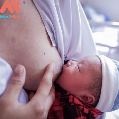 Cho trẻ bú ngay sau sinh là cách thúc đẩy tiết hormone oxytocin (Hình ảnh minh họa)