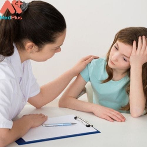 Cha mẹ nên đưa trẻ đến gặp bác sĩ tâm lý để được tư vấn (Hình ảnh minh họa)
