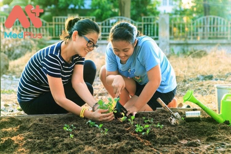 Làm vườn là một hoạt động chơi mà học bổ ích cho trẻ