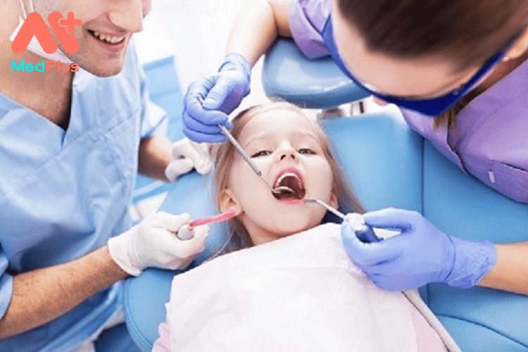 Chuẩn bị cho trẻ đi khám răng lần đầu tiên