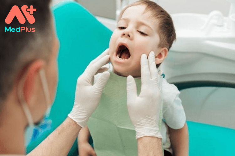 Chuẩn bị cho trẻ đi khám răng lần đầu tiên