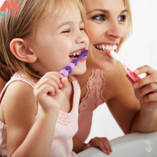 Cùng trẻ vệ sinh răng miệng trước khi ngủ (Hình ảnh minh họa)
