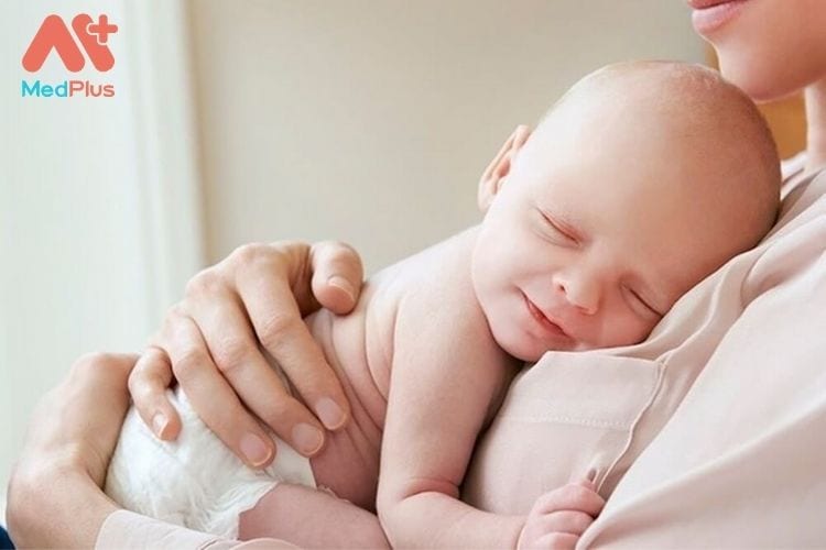 Nhìn trẻ sơ sinh cười khi ngủ là một trong những hành động nằm ở mức rất trong thang đo độ dễ thương