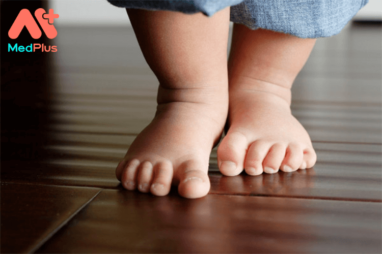 Đi chân trần có khỏe hơn cho con bạn không?