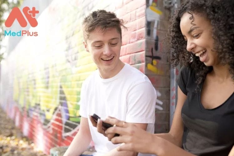Một số thanh thiếu niên ngày càng phụ thuộc vào mạng xã hội để thúc đẩy giá trị bản thân.